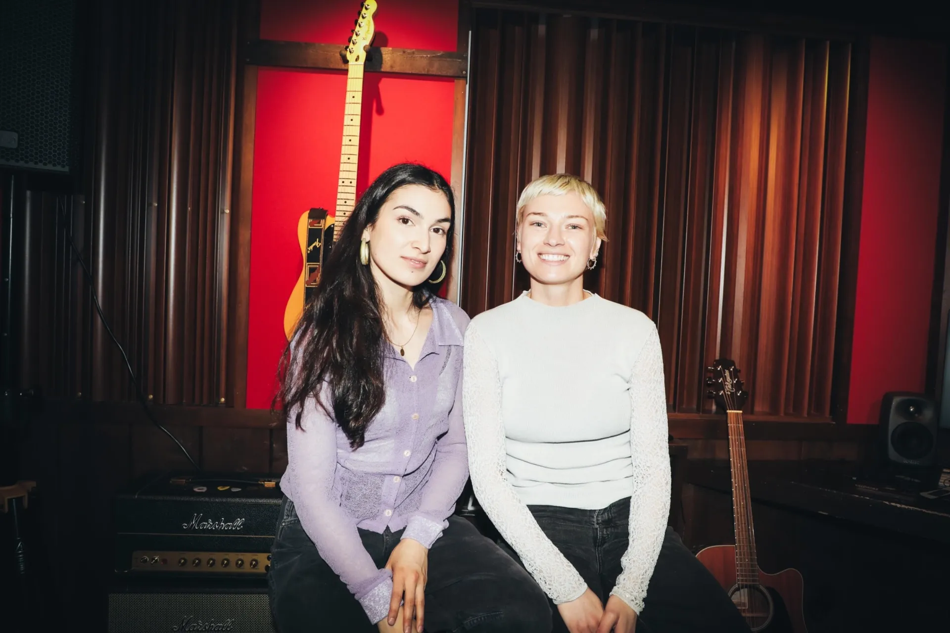 Två unga kvinnor i en musikstudio