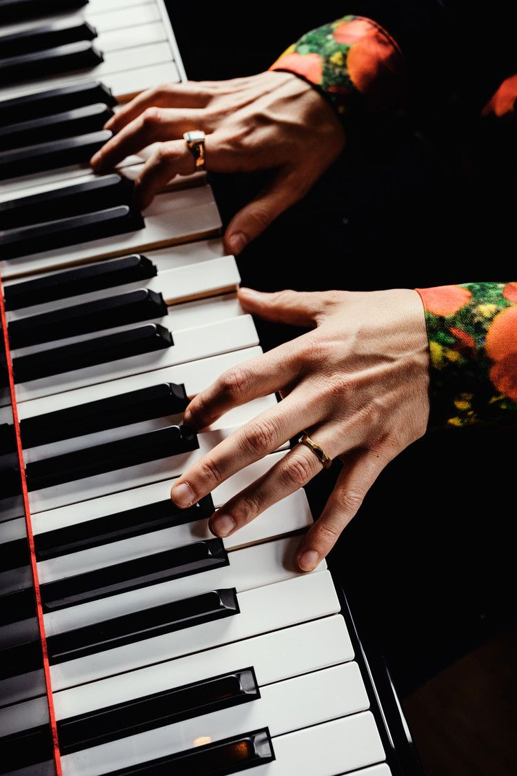 Händer spelar piano