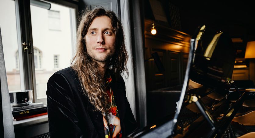Ludwig Göransson sitter vid en flygel