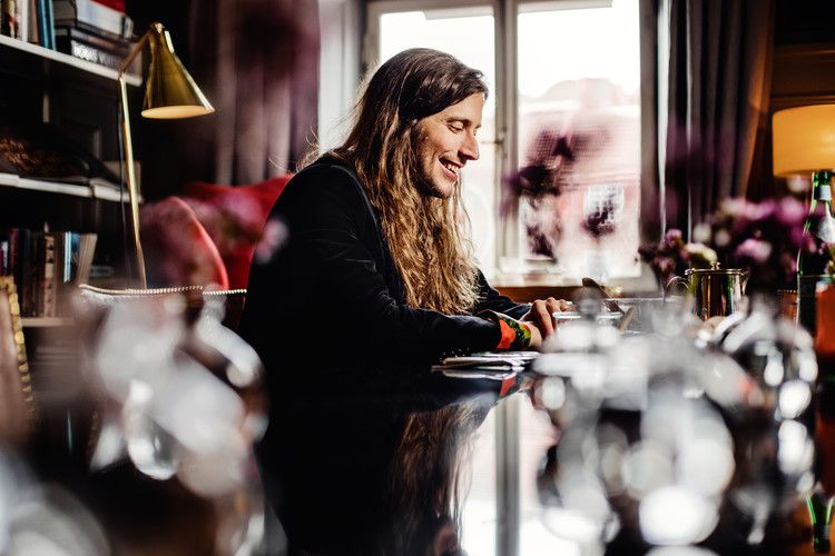 En bild påLudwig Göransson från sidan när han ler