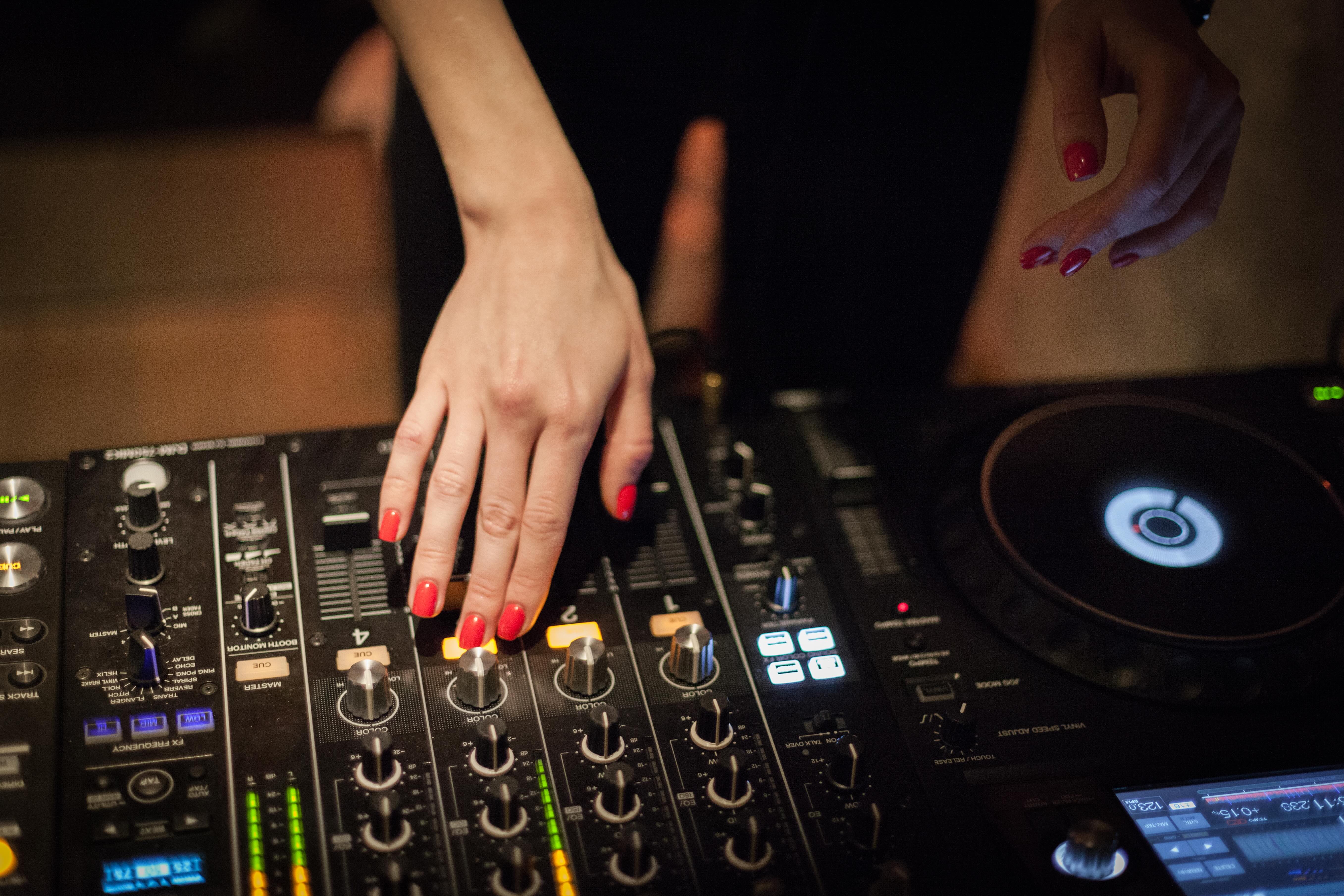En hand vid ett mixerbord