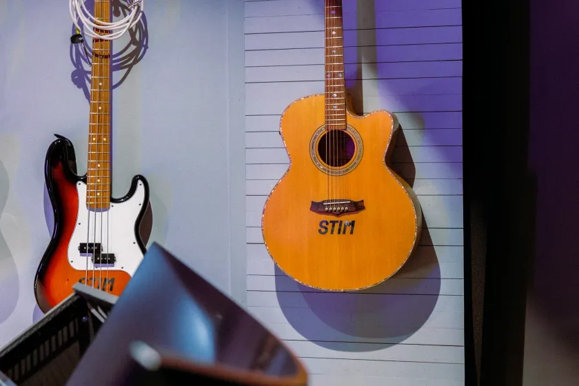 Gitarr och bas med Stim-loggan