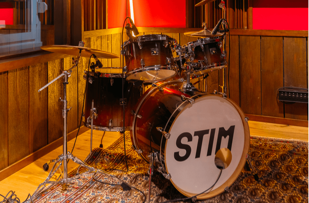 En musikstudio med ett trumset