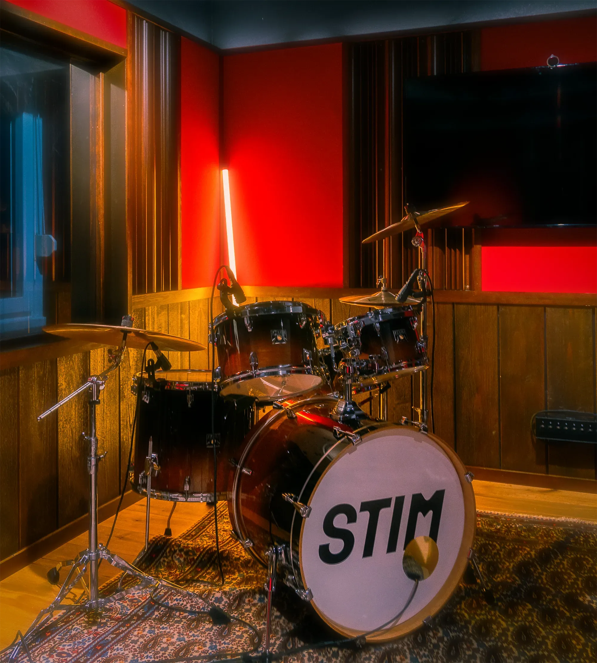 En musikstudio med ett trumset
