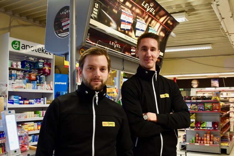 Två män som jobbar i en matbutik