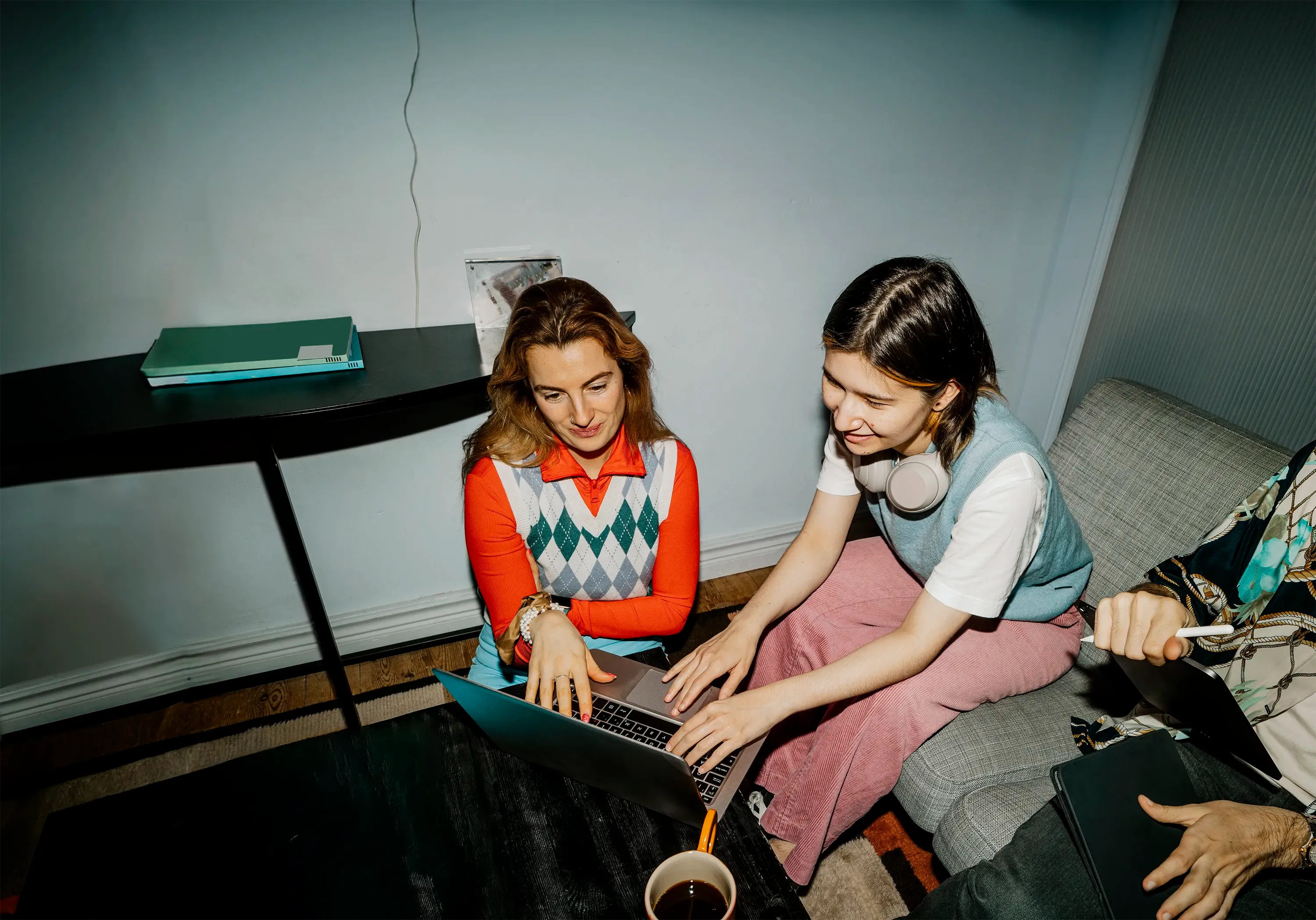 Två kvinnliga musikskapare framför laptop