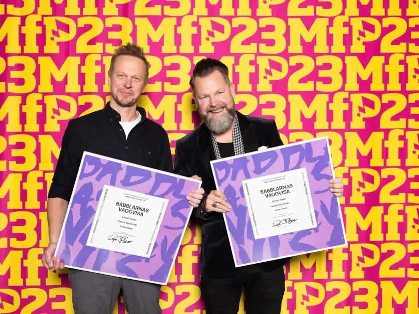 Johan Rask och Hasse Sjölander visar upp diplom.