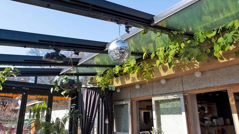 En discokula i taket på Restaurang Blecks uterum