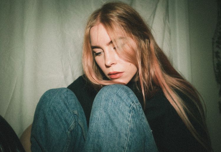 Låtskrivaren Sara Hjellström