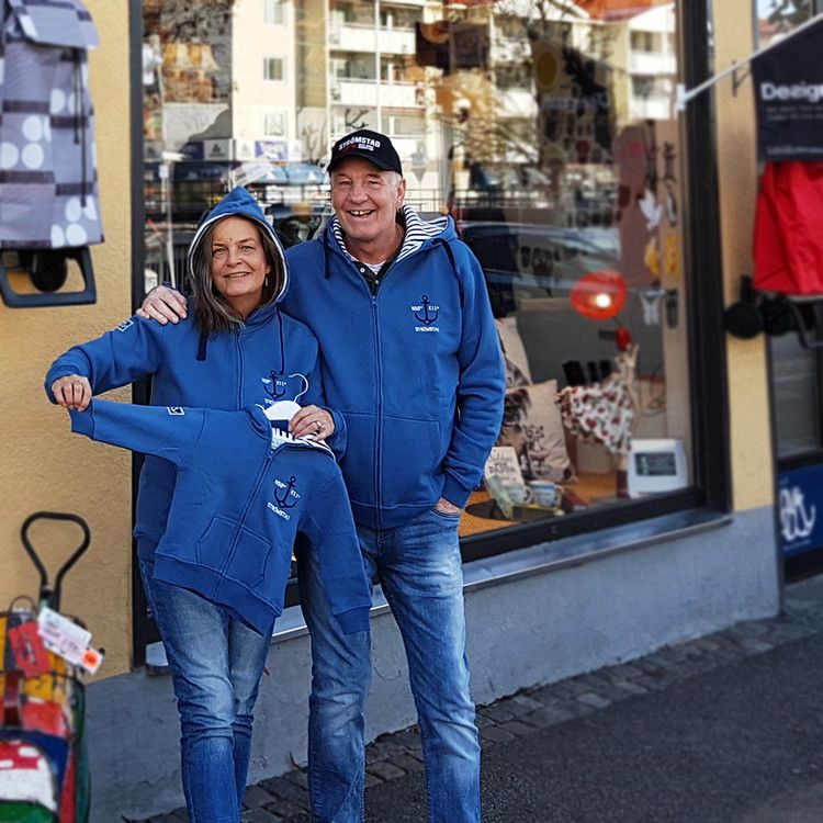 En man och en kvinna, klädda i blå hoodies