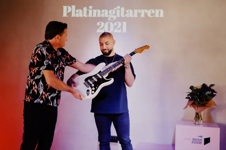 Peter Lindström delar ut Platinagitarren till Ilya Salmazadeh