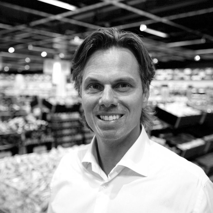 En svartvit bild på en man