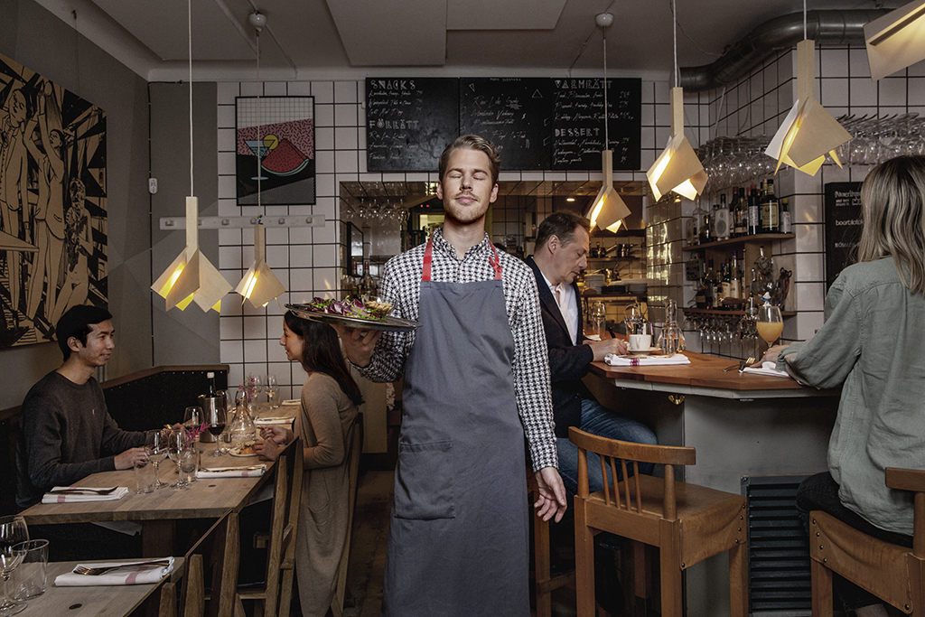 En manlig servitör på en restaurang