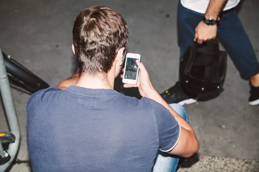 Man med telefon