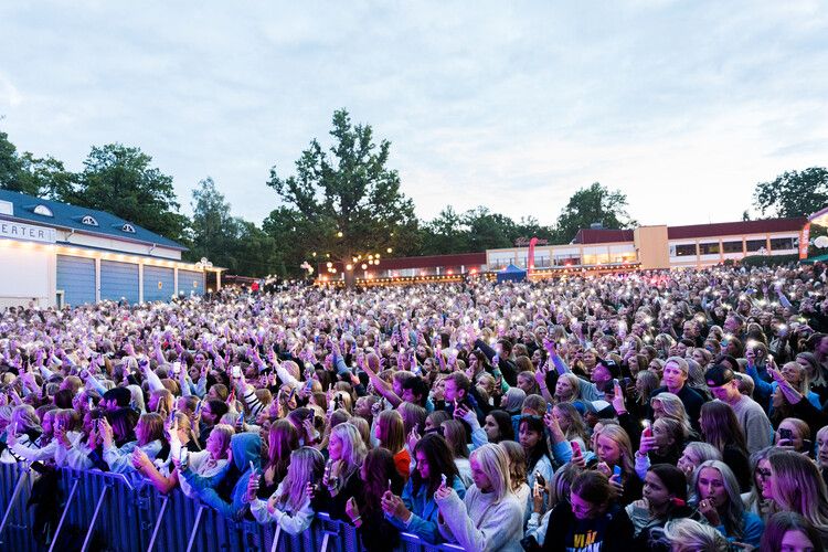 Publikbild från Huskvarna Folkets Park