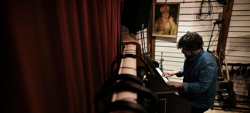 Henrik Oja spelar piano
