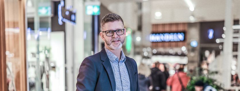 En bild på Joakim Ritzén i ett köpcenter