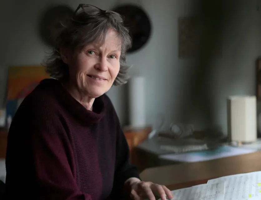 Tonsättaren Karin Rehnqvist tittar in i kameran