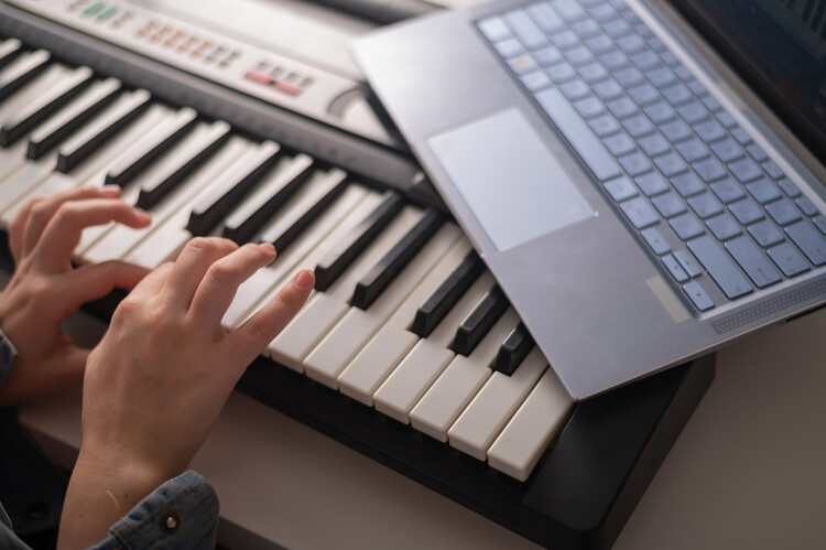 En kvinnas händer vid keyboard