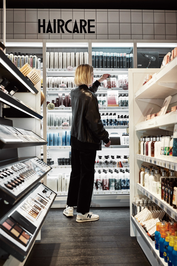 En kund i LYKOs butik i MOOD Gallerian