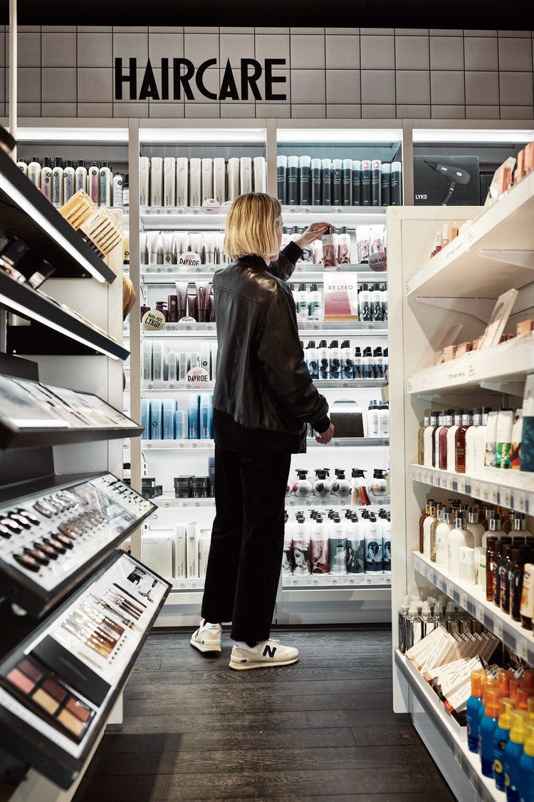 En kund i LYKOs butik i MOOD Gallerian