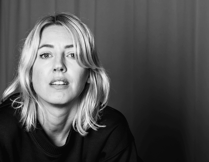 En svartvit bild på artisen Veronica Maggio