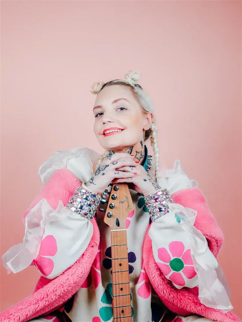Moa ”Cazzi Opeia” Carlebecker poserar med gitarr