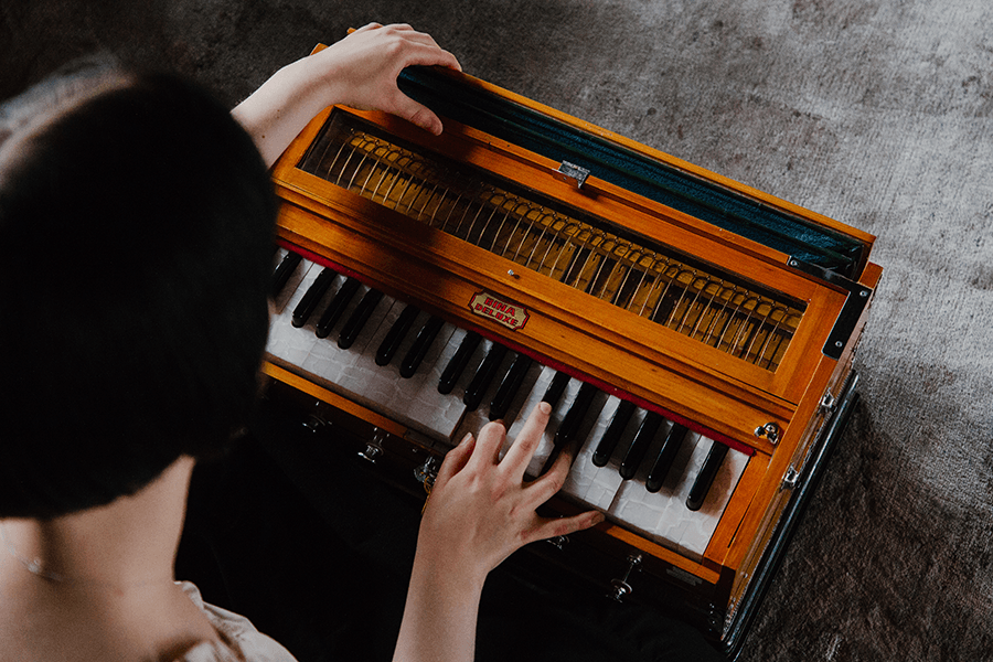Olga Rosenberg spelar på indiskt harmonium