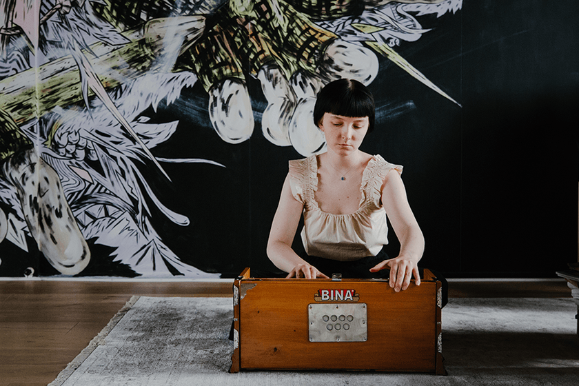 Olga Rosenberg spelar på indiskt harmonium