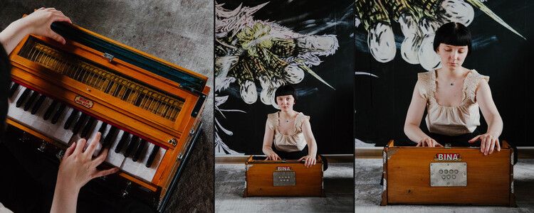 Olga Rosenberg spelar på indiskt harmonium
