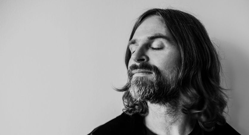 En svartvit bild på Peter Svensson som blundar