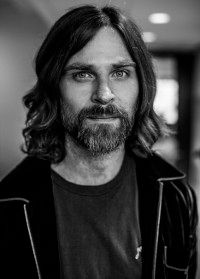 Svartvit närbild på Peter Svensson
