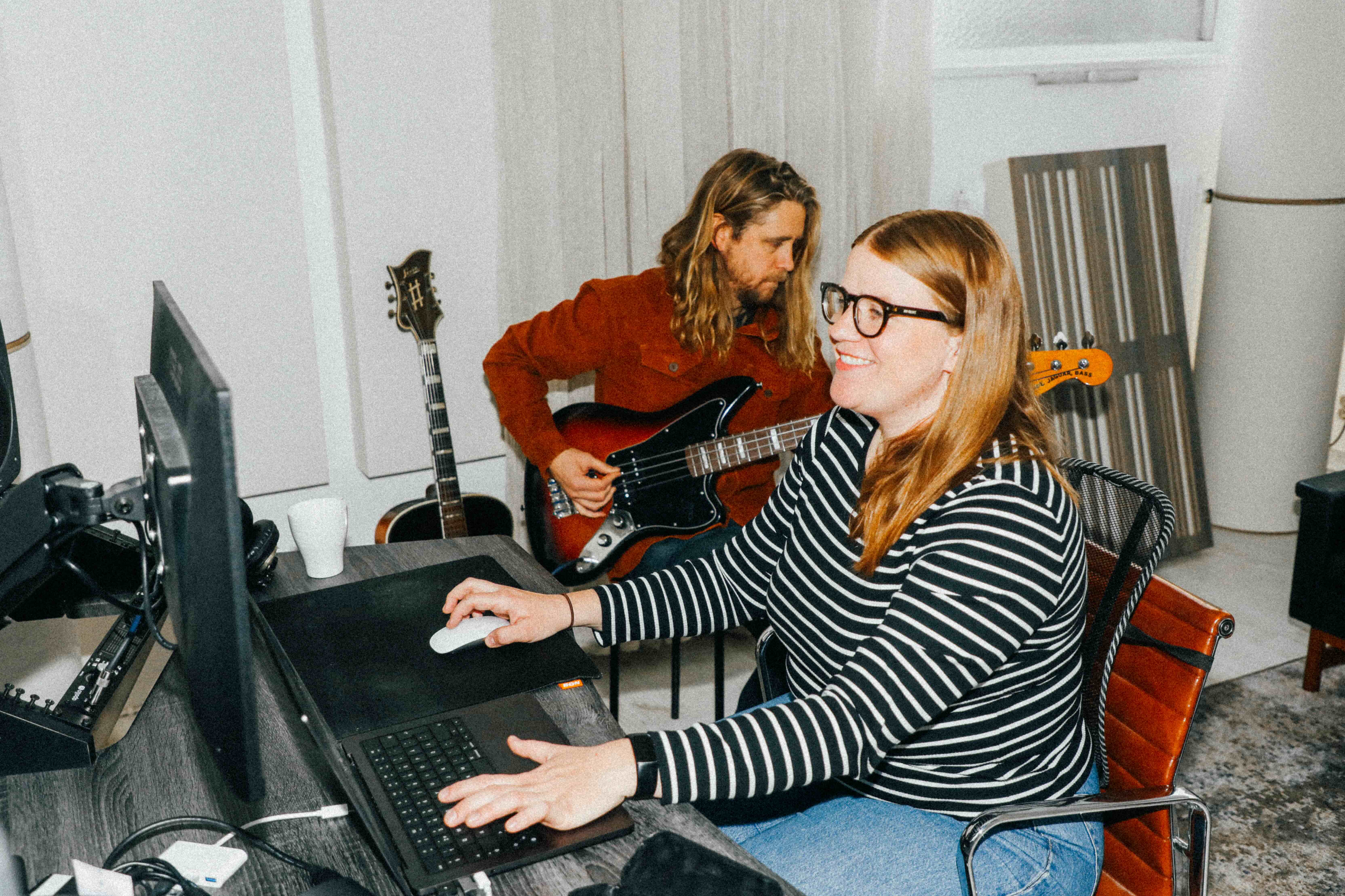 Kvinna och man i studiomiljö