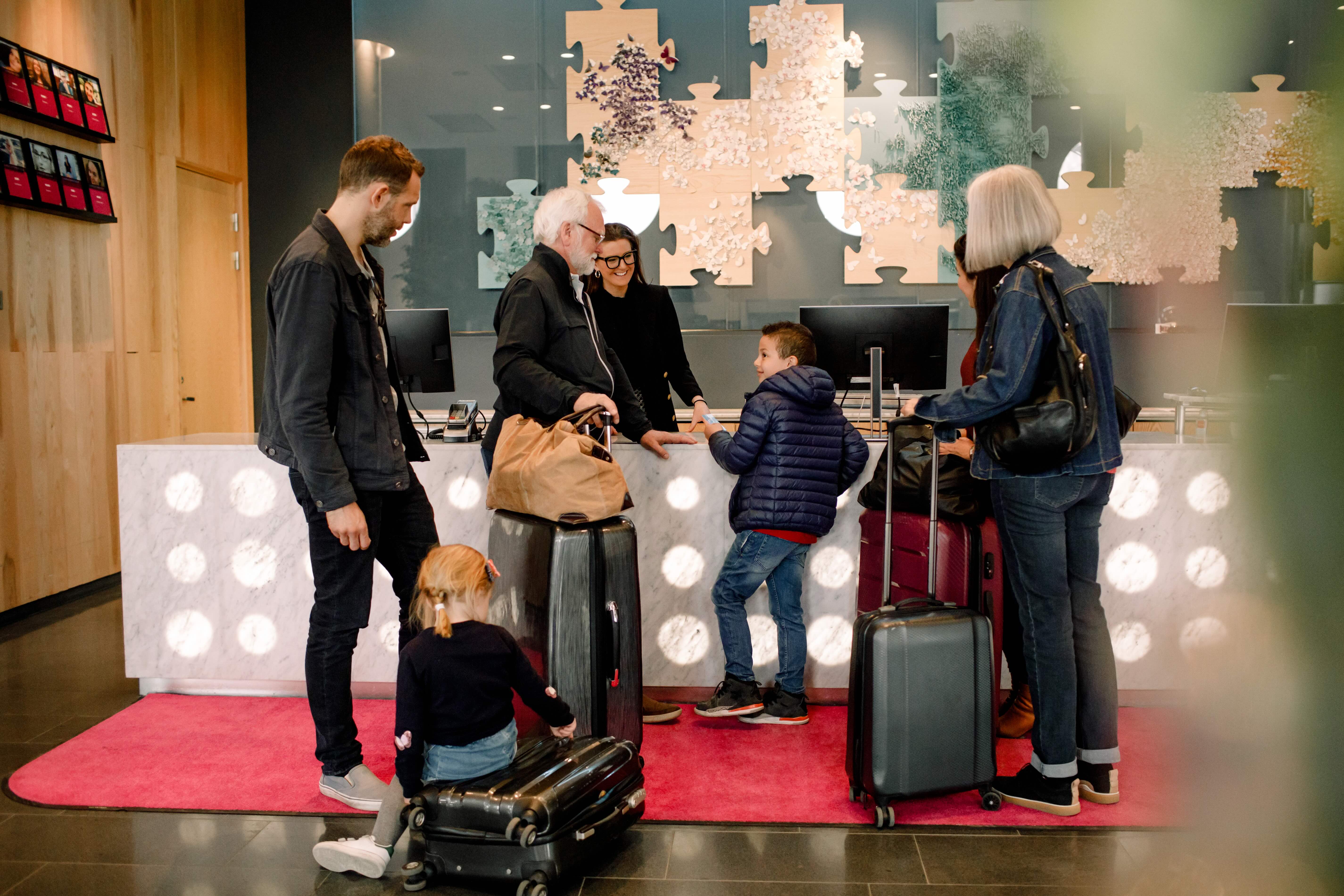 Ett sällskap vid en hotellreception
