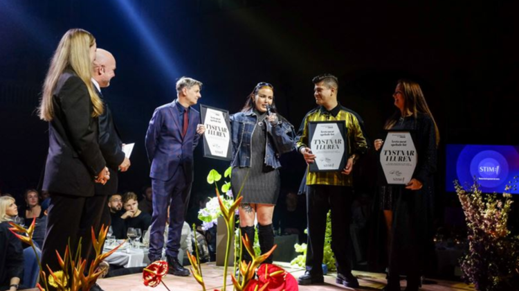 Myriam Bryant med låtskrivarteam tar emot pris för mest spelade låt.