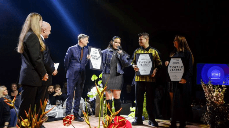 Myriam Bryant med låtskrivarteam tar emot pris för mest spelade låt.