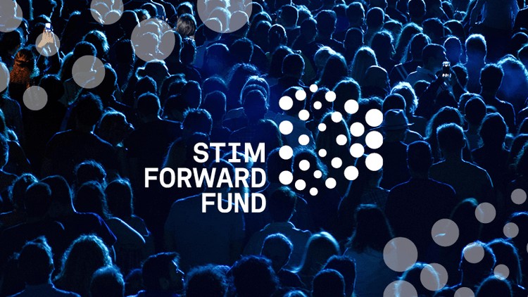 Logotyp för Stim Forward Fund mot bakgrund av en publik