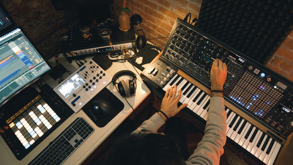 Studiomiljö med producent ovanifrån