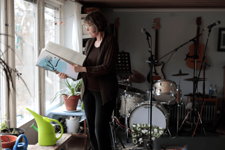 Karin Rehnqvist stor i ett rum fullt med instrument