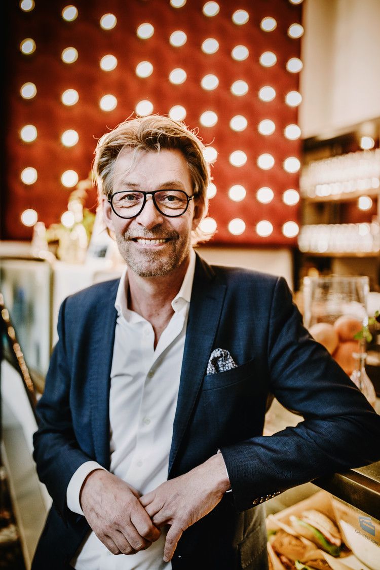 En man I glasögon och blå kavaj