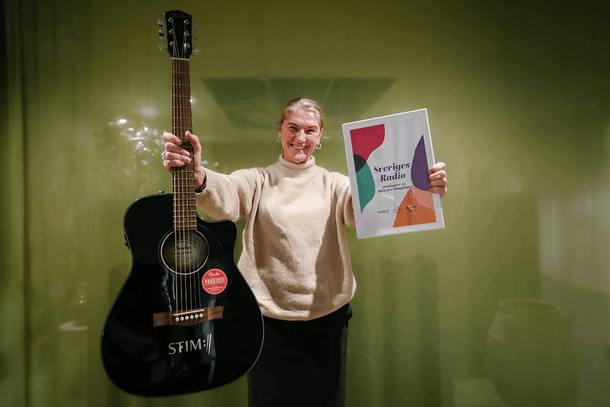 Anna-Karin Larsson med Stimgitarren