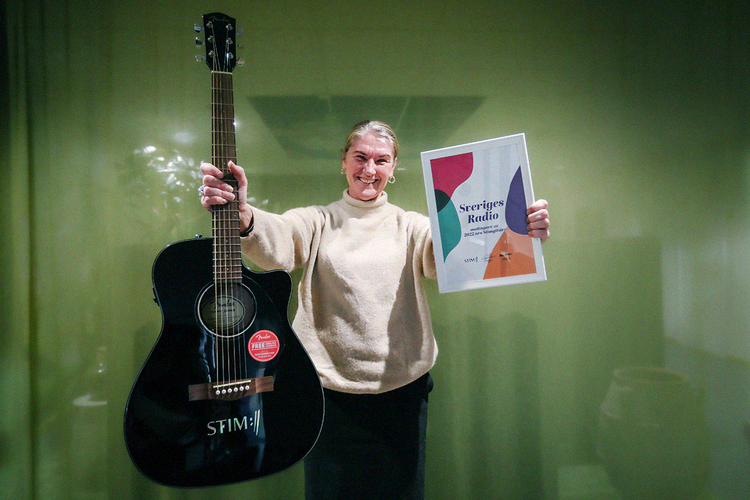 Anna-Karin Larsson med Stimgitarren