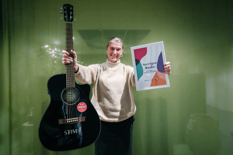 Anna-Karin Larsson med Stimgitarren