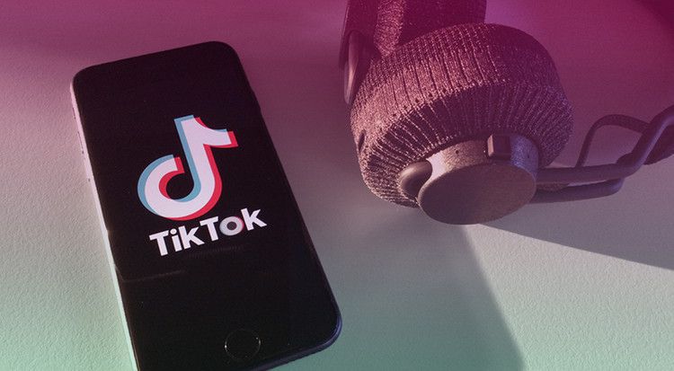 Mobil med Tik Tok logo och högtalare