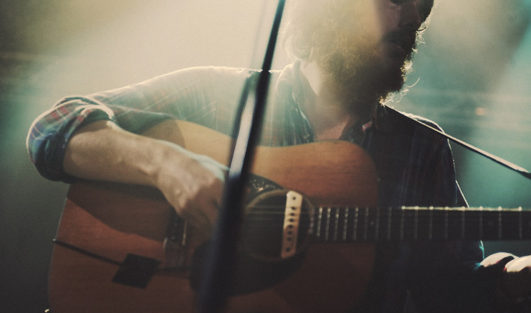 Man som spelar gitarr