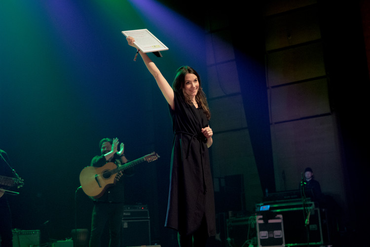 Lisa Långbacka tog emot priset som årets kompositör på folk- och världsmusikgalan