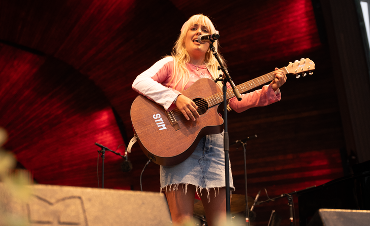 Maja Francis spelandes på Stimgitarren när Skansen vann Stimgitarren