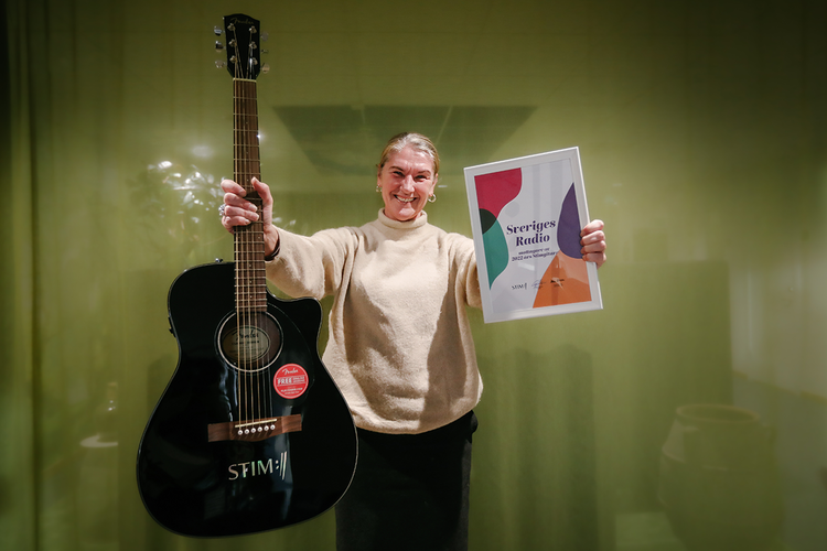 Anna-Karin Larsson Foto: Melina Hägglund. Anna Karin Larsson med Stimgitarren