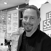 Bild på Jonas Wennberg i en Lykobutik. Foto: Lyko