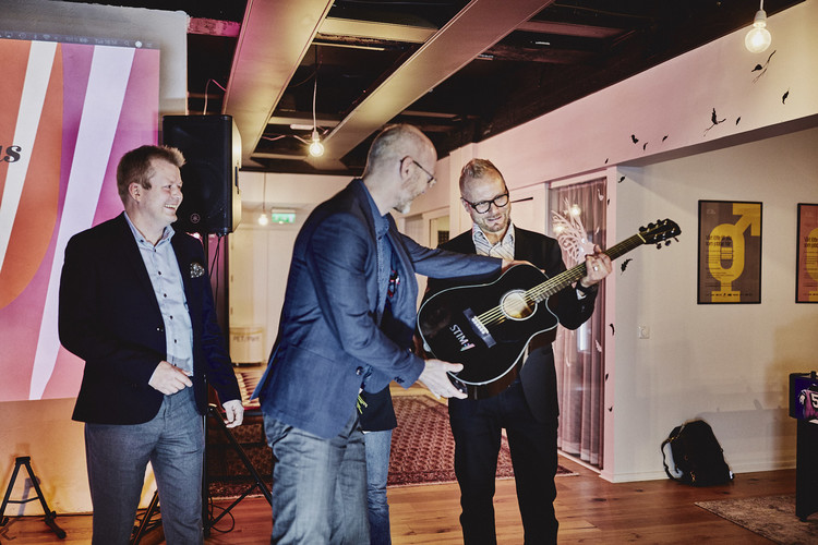 Stims VD Karsten Dyhrberg Nielsen delar ut Stimgitarren till Viking Line. Foto: Christian Gustavsson